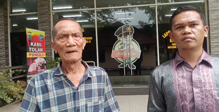 Poto: Muhammad Rafiq Hasibuan didampingi kuasa hukumnya Rudi Hasibuan SH memberikan keterangan kepada wartawan usai membuat laporan di SPKT Poldasu, Jumat (18/10).